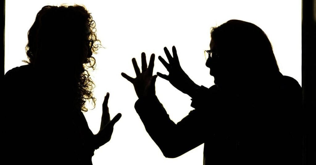 Pessoas conversando.